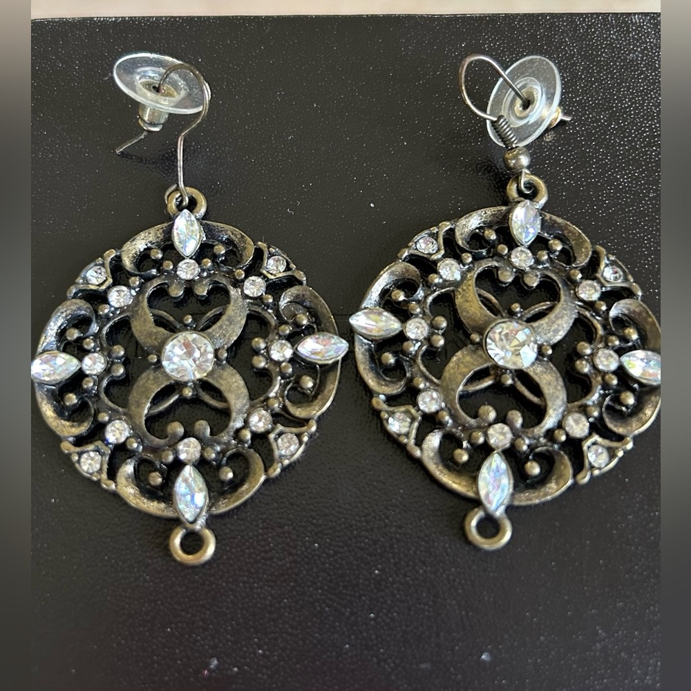 Vintage looking pierced earring
